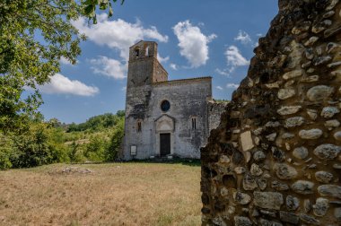 San Giovanni ad Insulam Kilisesi, San Giovanni al Mavone Kilisesi olarak da bilinir, aynı adı taşıyan vadideki Mavone Nehri 'nin kenarındaki küçük bir tepenin üzerinde bulunur..