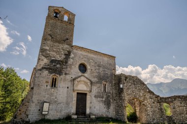 San Giovanni ad Insulam Kilisesi, San Giovanni al Mavone Kilisesi olarak da bilinir, aynı adı taşıyan vadideki Mavone Nehri 'nin kenarındaki küçük bir tepenin üzerinde bulunur..