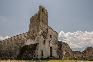 San Giovanni ad Insulam Kilisesi, San Giovanni al Mavone Kilisesi olarak da bilinir, aynı adı taşıyan vadideki Mavone Nehri 'nin kenarındaki küçük bir tepenin üzerinde bulunur..