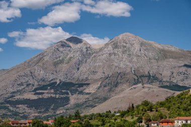Monte Velino, Sirente-Velino dağ grubunun en yüksek tepesidir ve Lazio 'nun doğusuyla kuzeybatı Abruzzo' nun coğrafi sınırına yakın olan aynı isimli bir topluluktur..