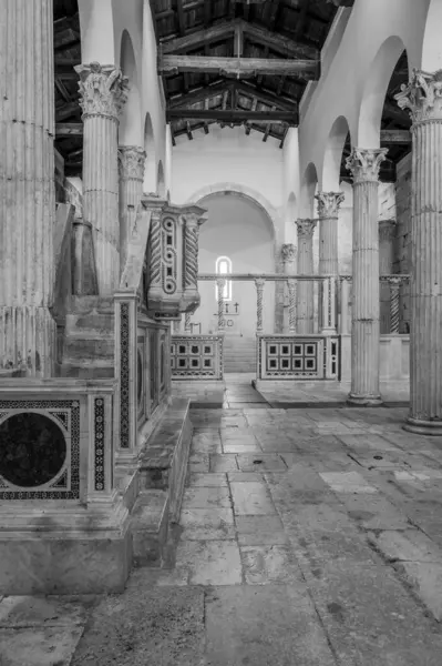 Albe 'deki San Pietro Kilisesi, MÖ 304' te Velino Dağı 'nın eteklerinde kurulan Roma şehri Alba Fucens' i çevreleyen üç tepeden biri olan San Pietro 'nun tepesinde yer almaktadır..