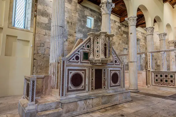 Albe 'deki San Pietro Kilisesi, MÖ 304' te Velino Dağı 'nın eteklerinde kurulan Roma şehri Alba Fucens' i çevreleyen üç tepeden biri olan San Pietro 'nun tepesinde yer almaktadır..