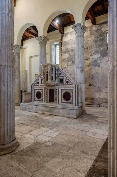 Albe 'deki San Pietro Kilisesi, MÖ 304' te Velino Dağı 'nın eteklerinde kurulan Roma şehri Alba Fucens' i çevreleyen üç tepeden biri olan San Pietro 'nun tepesinde yer almaktadır..