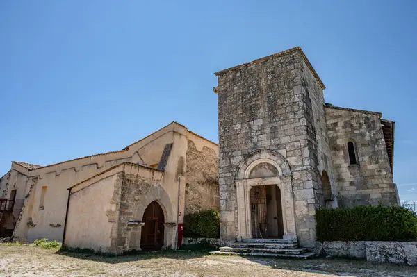 Albe 'deki San Pietro Kilisesi, MÖ 304' te Velino Dağı 'nın eteklerinde kurulan Roma şehri Alba Fucens' i çevreleyen üç tepeden biri olan San Pietro 'nun tepesinde yer almaktadır..