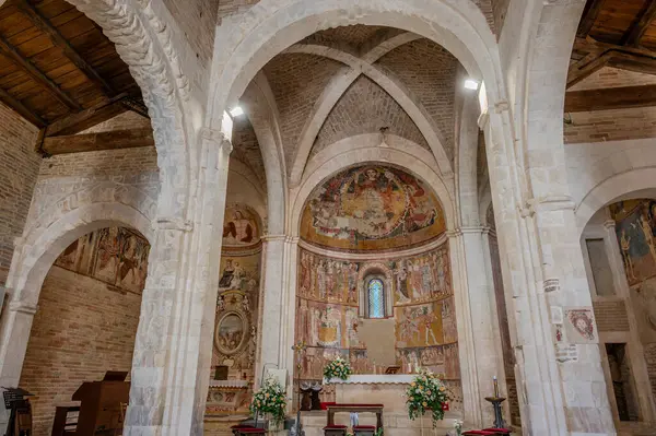 Santa Maria di Ronzano kilisesi Mavone vadisinde bir tepenin üzerinde yer almaktadır. Bina Benedictine tarikatının manastır kompleksine aitti..