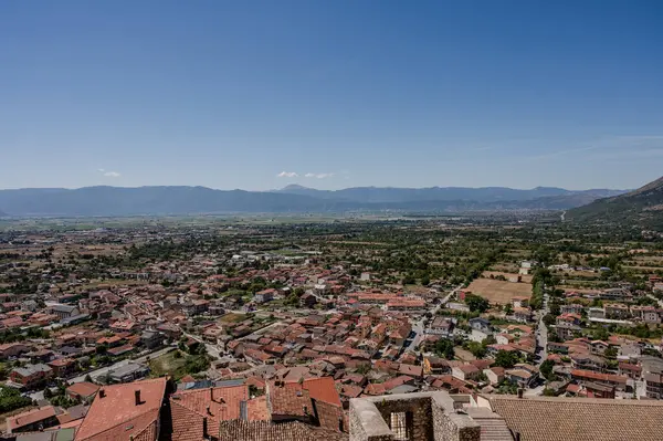 Celano, Abruzzo 'da Fucino ovasına bakan görkemli bir kasabadır. Üst kısımda hala 14. yüzyıla dayanan Kale' yi koruyan bir ortaçağ köyünden oluşmaktadır..