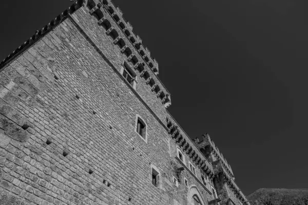 Celano Piccolomini Şatosu bir zamanlar İtalya 'nın en büyük üçüncü gölü olan Fucino ovasına bakar..