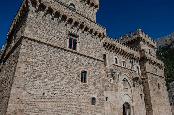 stock image The Piccolomini Castle of Celano overlooks the Fucino plain, once occupied by the third largest lake in Italy, majestically and imposingly.