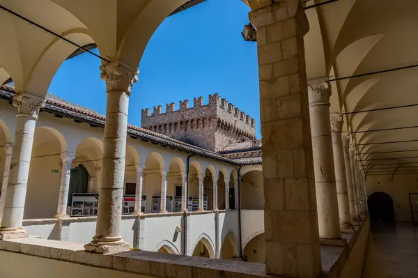 Celano Piccolomini Şatosu bir zamanlar İtalya 'nın en büyük üçüncü gölü olan Fucino ovasına bakar..