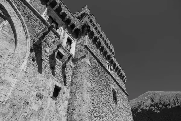 Celano Piccolomini Şatosu bir zamanlar İtalya 'nın en büyük üçüncü gölü olan Fucino ovasına bakar..