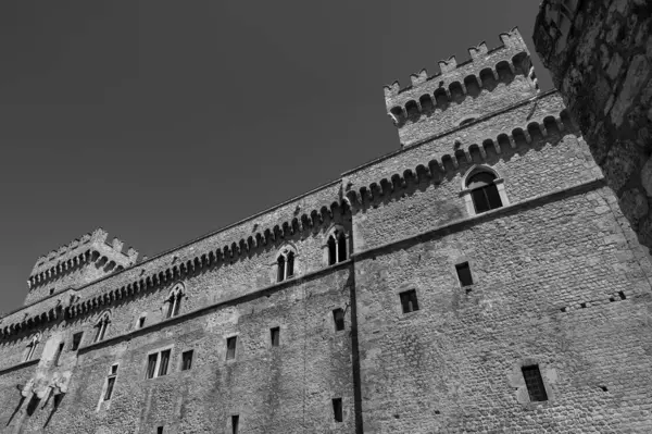 Celano Piccolomini Şatosu bir zamanlar İtalya 'nın en büyük üçüncü gölü olan Fucino ovasına bakar..