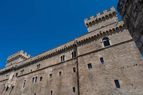 stock image The Piccolomini Castle of Celano overlooks the Fucino plain, once occupied by the third largest lake in Italy, majestically and imposingly.