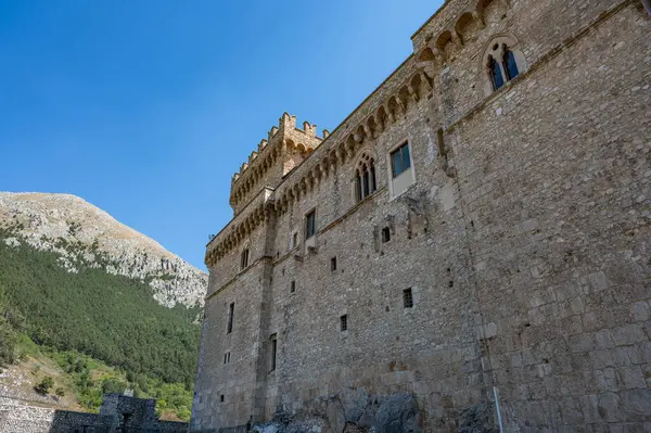 stock image The Piccolomini Castle of Celano overlooks the Fucino plain, once occupied by the third largest lake in Italy, majestically and imposingly.