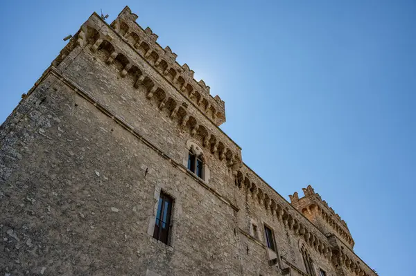 stock image The Piccolomini Castle of Celano overlooks the Fucino plain, once occupied by the third largest lake in Italy, majestically and imposingly.