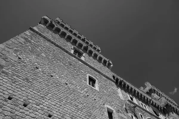 Celano Piccolomini Şatosu bir zamanlar İtalya 'nın en büyük üçüncü gölü olan Fucino ovasına bakar..