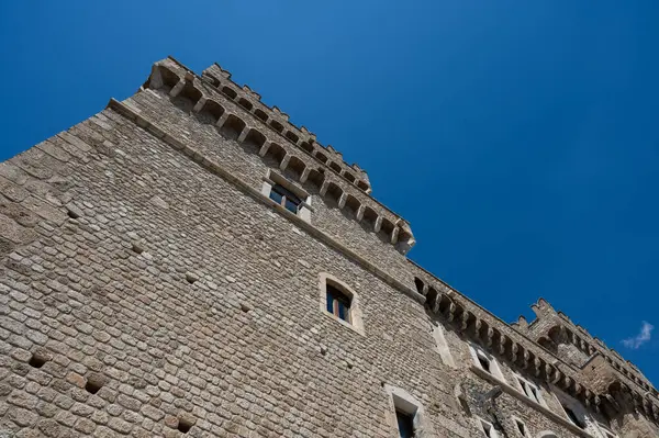 Celano Piccolomini Şatosu bir zamanlar İtalya 'nın en büyük üçüncü gölü olan Fucino ovasına bakar..