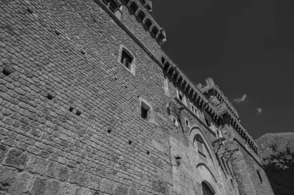 Celano Piccolomini Şatosu bir zamanlar İtalya 'nın en büyük üçüncü gölü olan Fucino ovasına bakar..