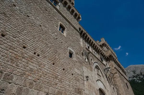Celano Piccolomini Şatosu bir zamanlar İtalya 'nın en büyük üçüncü gölü olan Fucino ovasına bakar..