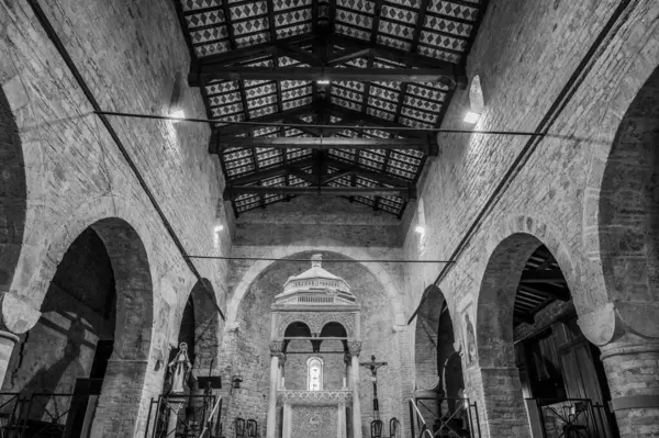 San Clemente al Vomano Manastırı, Teramo ilinin Vomano di Notaresco ilçesine yakın, Abruzzo 'da küçük bir tepenin üzerinde bulunan Katolik bir ibadethanedir..