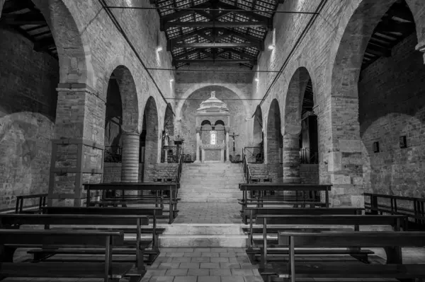 San Clemente al Vomano Manastırı, Teramo ilinin Vomano di Notaresco ilçesine yakın, Abruzzo 'da küçük bir tepenin üzerinde bulunan Katolik bir ibadethanedir..