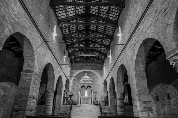 San Clemente al Vomano Manastırı, Teramo ilinin Vomano di Notaresco ilçesine yakın, Abruzzo 'da küçük bir tepenin üzerinde bulunan Katolik bir ibadethanedir..