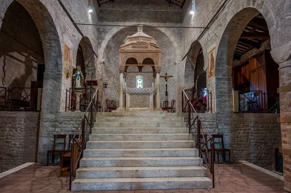 San Clemente al Vomano Manastırı, Teramo ilinin Vomano di Notaresco ilçesine yakın, Abruzzo 'da küçük bir tepenin üzerinde bulunan Katolik bir ibadethanedir..