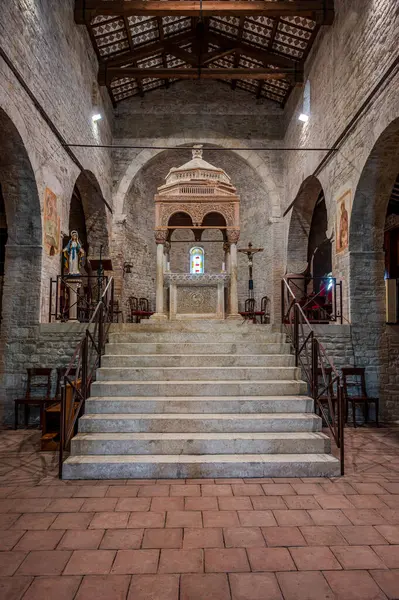 San Clemente al Vomano Manastırı, Teramo ilinin Vomano di Notaresco ilçesine yakın, Abruzzo 'da küçük bir tepenin üzerinde bulunan Katolik bir ibadethanedir..