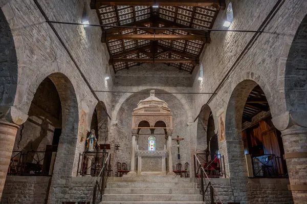San Clemente al Vomano Manastırı, Teramo ilinin Vomano di Notaresco ilçesine yakın, Abruzzo 'da küçük bir tepenin üzerinde bulunan Katolik bir ibadethanedir..