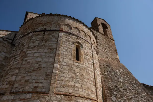 San Clemente al Vomano Manastırı, Teramo ilinin Vomano di Notaresco ilçesine yakın, Abruzzo 'da küçük bir tepenin üzerinde bulunan Katolik bir ibadethanedir..