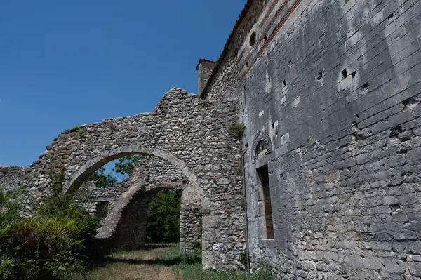 San Giovanni ad Insulam Kilisesi, San Giovanni al Mavone Kilisesi olarak da bilinir, aynı adı taşıyan vadideki Mavone Nehri 'nin kenarındaki küçük bir tepenin üzerinde bulunur..