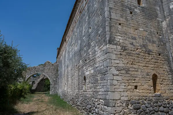 San Giovanni ad Insulam Kilisesi, San Giovanni al Mavone Kilisesi olarak da bilinir, aynı adı taşıyan vadideki Mavone Nehri 'nin kenarındaki küçük bir tepenin üzerinde bulunur..