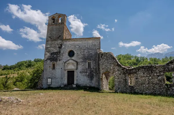 San Giovanni ad Insulam Kilisesi, San Giovanni al Mavone Kilisesi olarak da bilinir, aynı adı taşıyan vadideki Mavone Nehri 'nin kenarındaki küçük bir tepenin üzerinde bulunur..