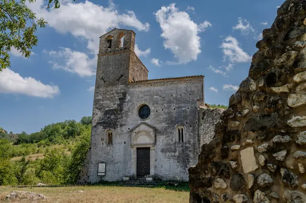 San Giovanni ad Insulam Kilisesi, San Giovanni al Mavone Kilisesi olarak da bilinir, aynı adı taşıyan vadideki Mavone Nehri 'nin kenarındaki küçük bir tepenin üzerinde bulunur..