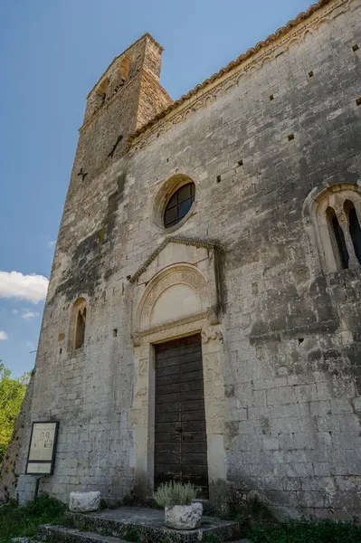 San Giovanni ad Insulam Kilisesi, San Giovanni al Mavone Kilisesi olarak da bilinir, aynı adı taşıyan vadideki Mavone Nehri 'nin kenarındaki küçük bir tepenin üzerinde bulunur..