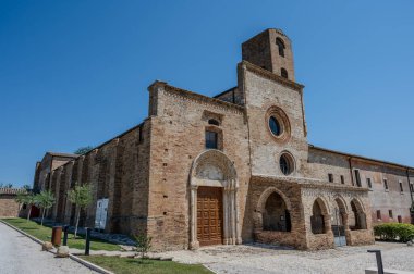 Santa Maria di Propezzano Kilisesi, Abruzzo 'da, Teramo ilinin Morro d' Oro ilçesine bağlı Vomano vadisinde yer alan Romen tarzı bir Katolik ibadethanesidir..