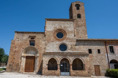 Santa Maria di Propezzano Kilisesi, Abruzzo 'da, Teramo ilinin Morro d' Oro ilçesine bağlı Vomano vadisinde yer alan Romen tarzı bir Katolik ibadethanesidir..