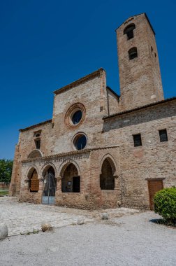 Santa Maria di Propezzano Kilisesi, Abruzzo 'da, Teramo ilinin Morro d' Oro ilçesine bağlı Vomano vadisinde yer alan Romen tarzı bir Katolik ibadethanesidir..