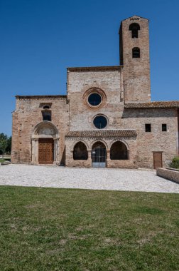 Santa Maria di Propezzano Kilisesi, Abruzzo 'da, Teramo ilinin Morro d' Oro ilçesine bağlı Vomano vadisinde yer alan Romen tarzı bir Katolik ibadethanesidir..