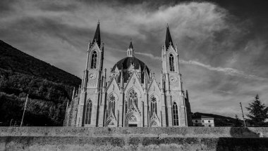 Castelpetroso, Molise. Madonna Addolorata 'nın mabedi. 28 Eylül 1890 'da ilk taşın atılmasıyla başlayan ve 1975' te tamamlanan mabet neo-gotik olarak inşa edilmiştir..