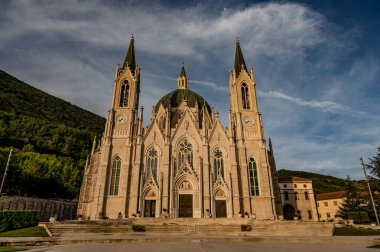 Castelpetroso, Molise. Madonna Addolorata 'nın mabedi. 28 Eylül 1890 'da ilk taşın atılmasıyla başlayan ve 1975' te tamamlanan mabet neo-gotik olarak inşa edilmiştir..