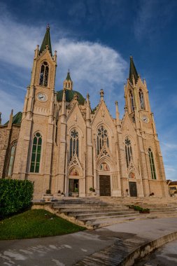 Castelpetroso, Molise. Madonna Addolorata 'nın mabedi. 28 Eylül 1890 'da ilk taşın atılmasıyla başlayan ve 1975' te tamamlanan mabet neo-gotik olarak inşa edilmiştir..