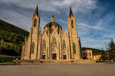 Castelpetroso, Molise. Madonna Addolorata 'nın mabedi. 28 Eylül 1890 'da ilk taşın atılmasıyla başlayan ve 1975' te tamamlanan mabet neo-gotik olarak inşa edilmiştir..