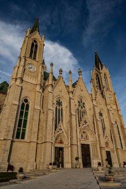 Castelpetroso, Molise. Madonna Addolorata 'nın mabedi. 28 Eylül 1890 'da ilk taşın atılmasıyla başlayan ve 1975' te tamamlanan mabet neo-gotik olarak inşa edilmiştir..