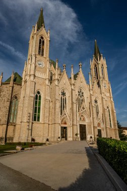 Castelpetroso, Molise. Madonna Addolorata 'nın mabedi. 28 Eylül 1890 'da ilk taşın atılmasıyla başlayan ve 1975' te tamamlanan mabet neo-gotik olarak inşa edilmiştir..