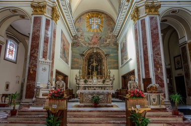 Isernia, Molise. Havari Aziz Petrus Katedrali, Isernia şehrinin en önemli Katolik binasıdır..