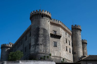 Bracciano belediyesinde yer almaktadır ve tarihi 15. yüzyıla dayanmaktadır. Dış duvarlardan oluşan üç daireden oluşan bu bina, dış kuvvetlerin her köşesi için bir tane olmak üzere beş kuleye sahiptir..