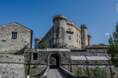 Bracciano belediyesinde yer almaktadır ve tarihi 15. yüzyıla dayanmaktadır. Dış duvarlardan oluşan üç daireden oluşan bu bina, dış kuvvetlerin her köşesi için bir tane olmak üzere beş kuleye sahiptir..