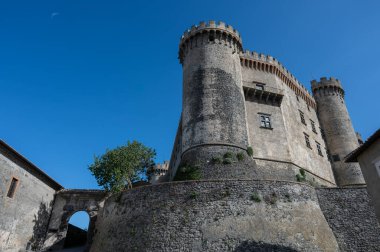 Bracciano belediyesinde yer almaktadır ve tarihi 15. yüzyıla dayanmaktadır. Dış duvarlardan oluşan üç daireden oluşan bu bina, dış kuvvetlerin her köşesi için bir tane olmak üzere beş kuleye sahiptir..