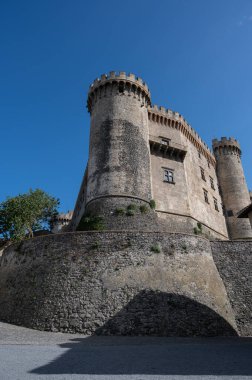 Bracciano belediyesinde yer almaktadır ve tarihi 15. yüzyıla dayanmaktadır. Dış duvarlardan oluşan üç daireden oluşan bu bina, dış kuvvetlerin her köşesi için bir tane olmak üzere beş kuleye sahiptir..