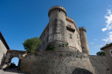 Bracciano belediyesinde yer almaktadır ve tarihi 15. yüzyıla dayanmaktadır. Dış duvarlardan oluşan üç daireden oluşan bu bina, dış kuvvetlerin her köşesi için bir tane olmak üzere beş kuleye sahiptir..